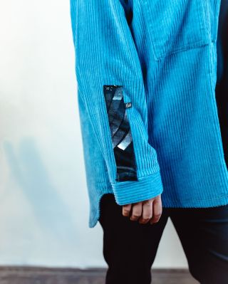 Modrá, svěžest, manšestr… všechno v jednom. Mrkni k nám do shopu nebo hoď očko na e‑shop. Nové kusy už na tebe čekají....