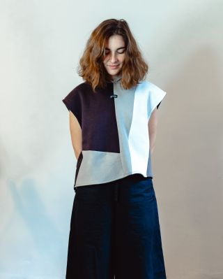 Volnost pohybu, silueta co sedne, a přesně tolik tepla, kolik chceš. Ne mikina. Ne vesta. Něco mezi – přesně to, co...